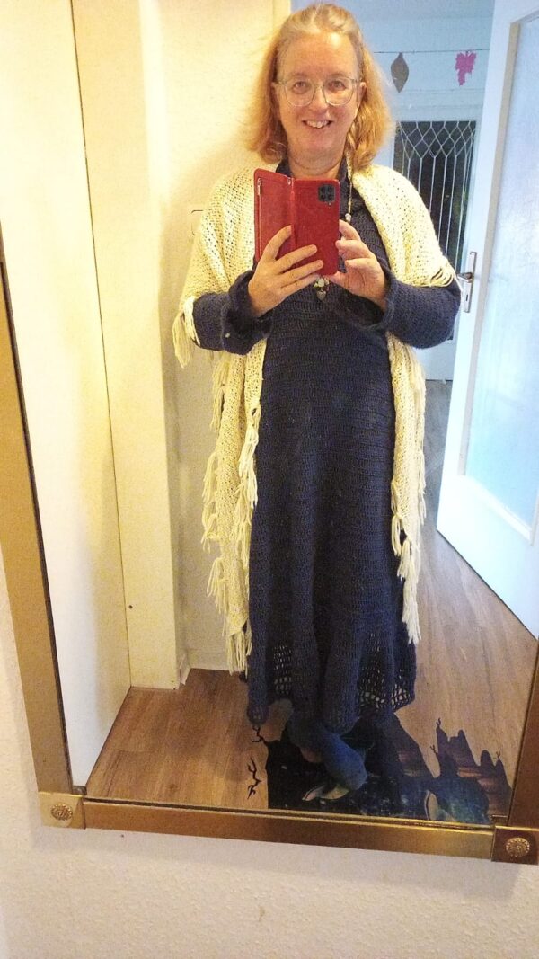 Gehäkeltes Kleid in Blau