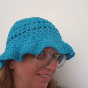 Handgehäkelter Sommerhut in Blau